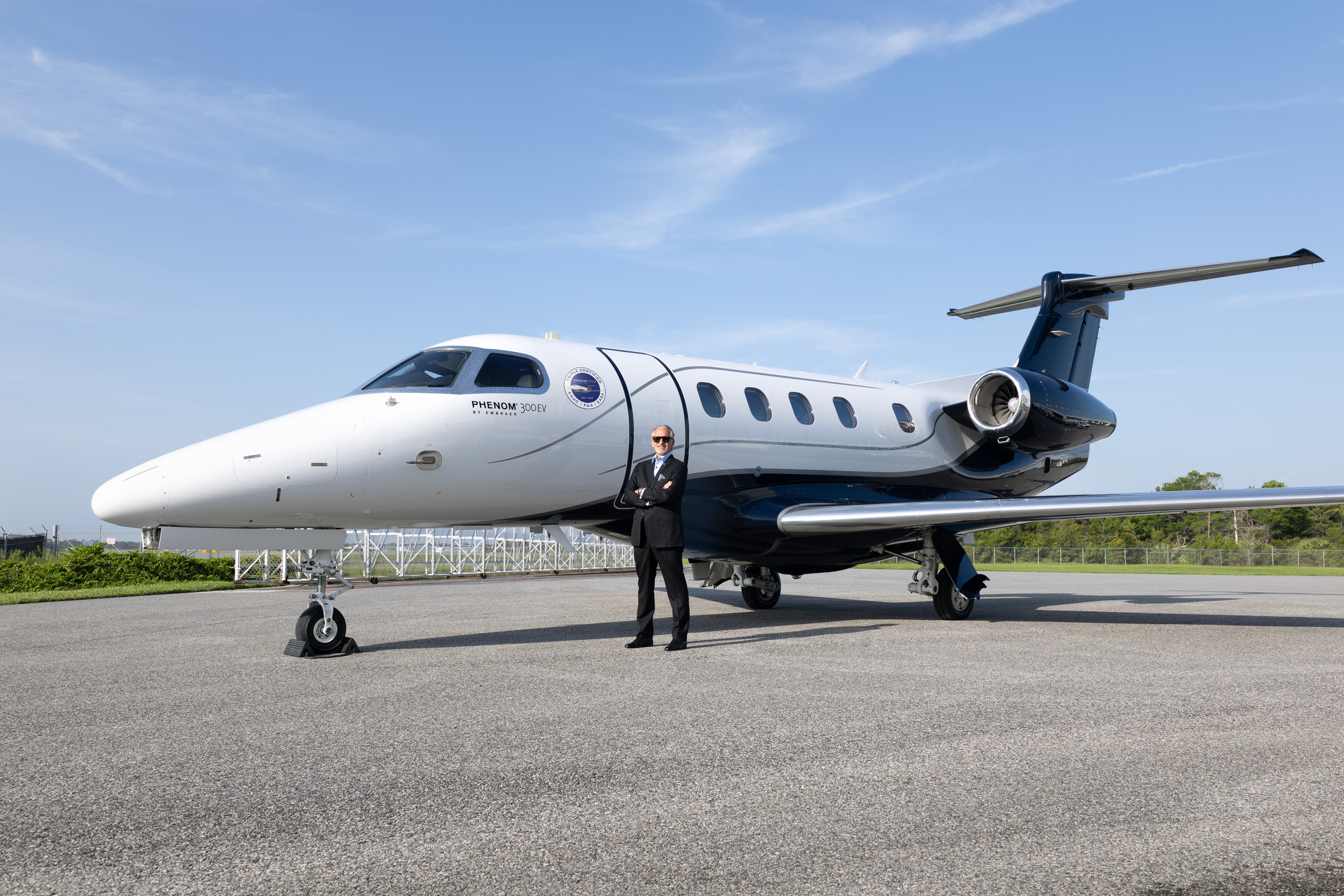 Phenom 300EV da Embraer assegura tripla certificação, tornando-se 1º jato leve certificado com o Garmin® Emergency Autoland